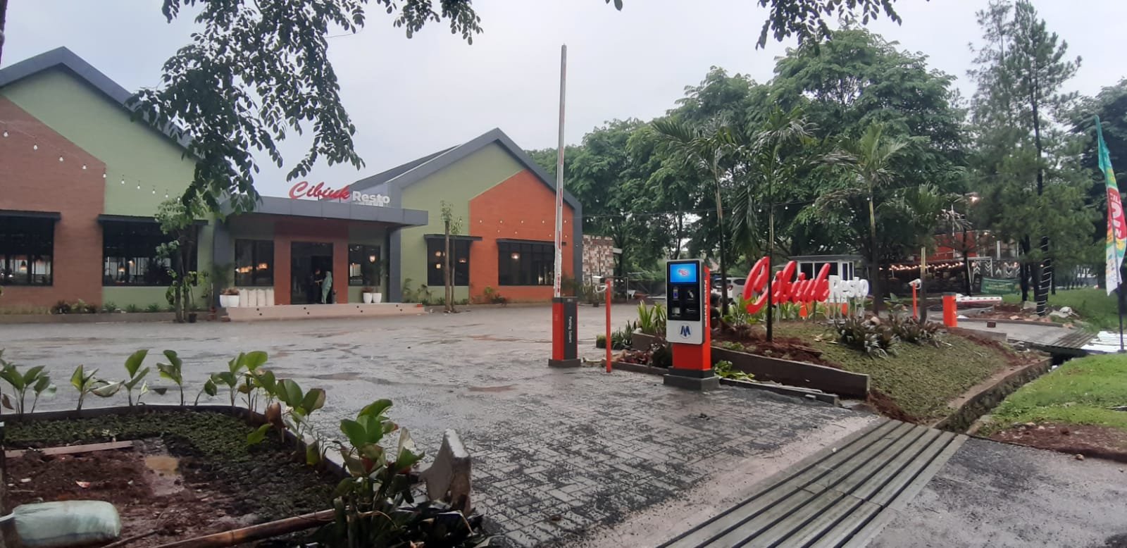 Paket alat parkir premium untuk efisiensi parkir di berbagai tempat seperti rumah sakit, bandara, pasar, dan perkantoran, dengan tiket dispenser, scanner tiket, barrier gate, dan software parkir.